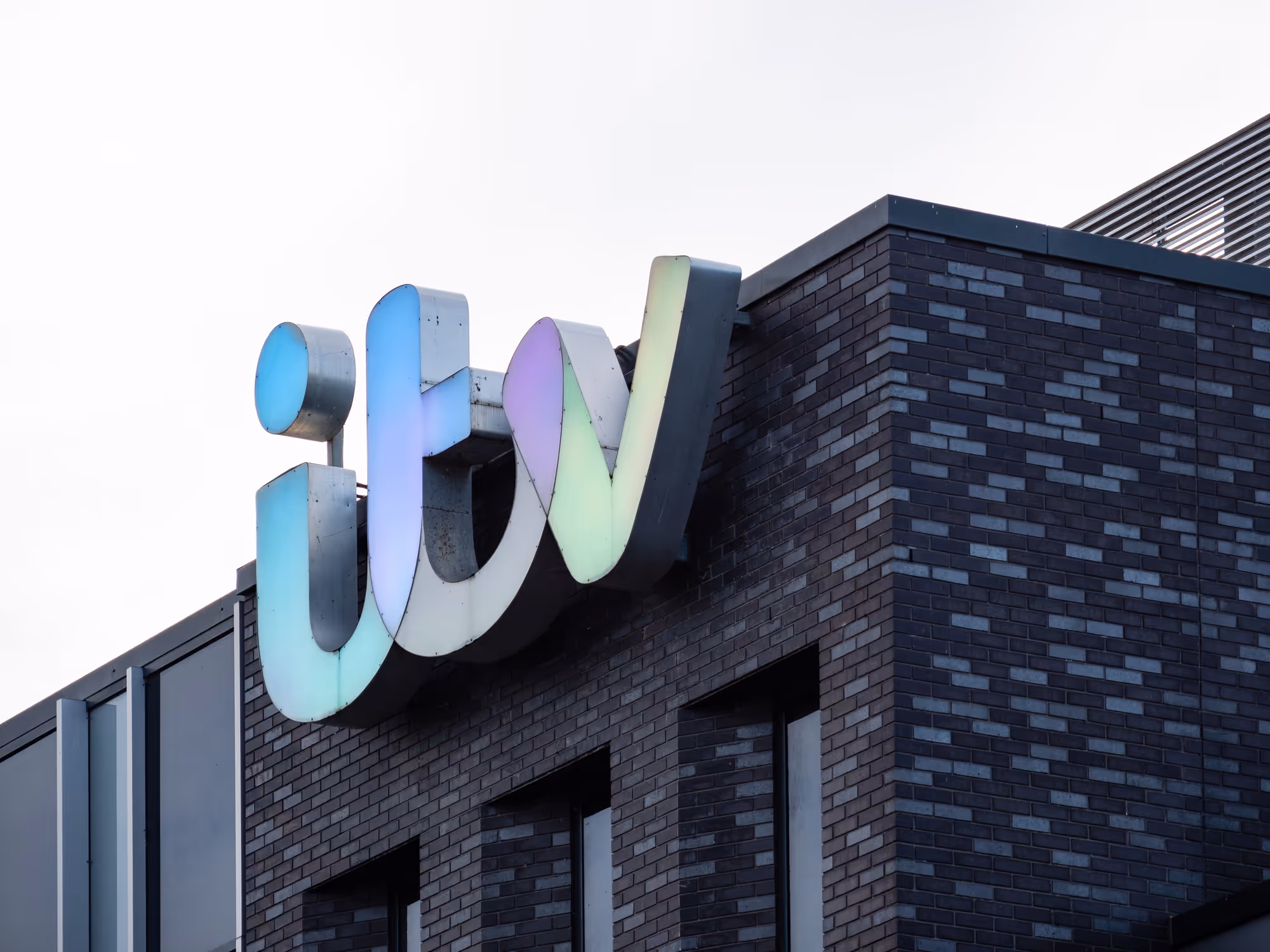 Stream ITVX abroad without blocks